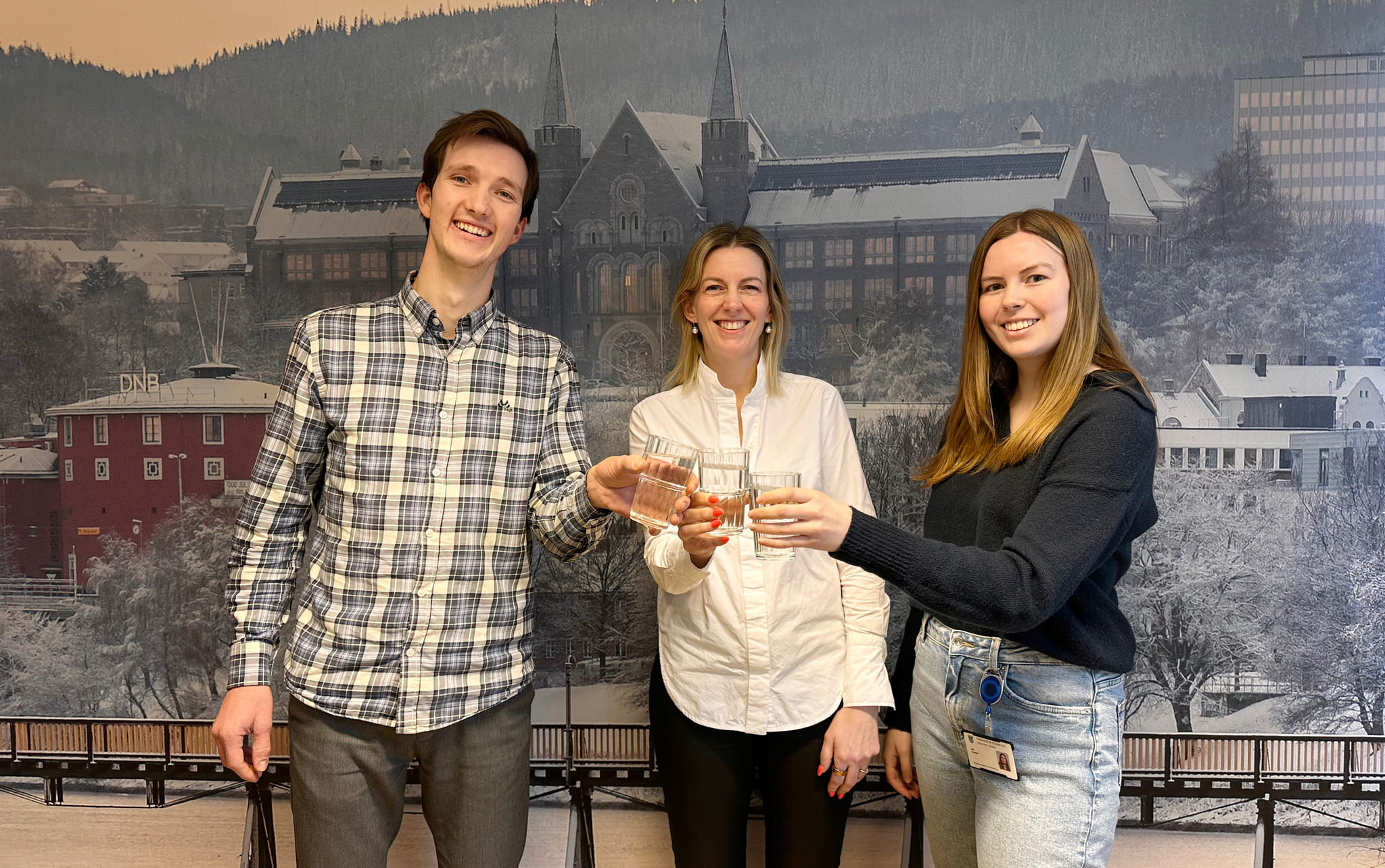 fra venstre trainee Erlend Gammelsæter avdelingsleder Maren Blomset Malvik og trainee Ida Saxrud.(Foto: Ingunn Grøtte)