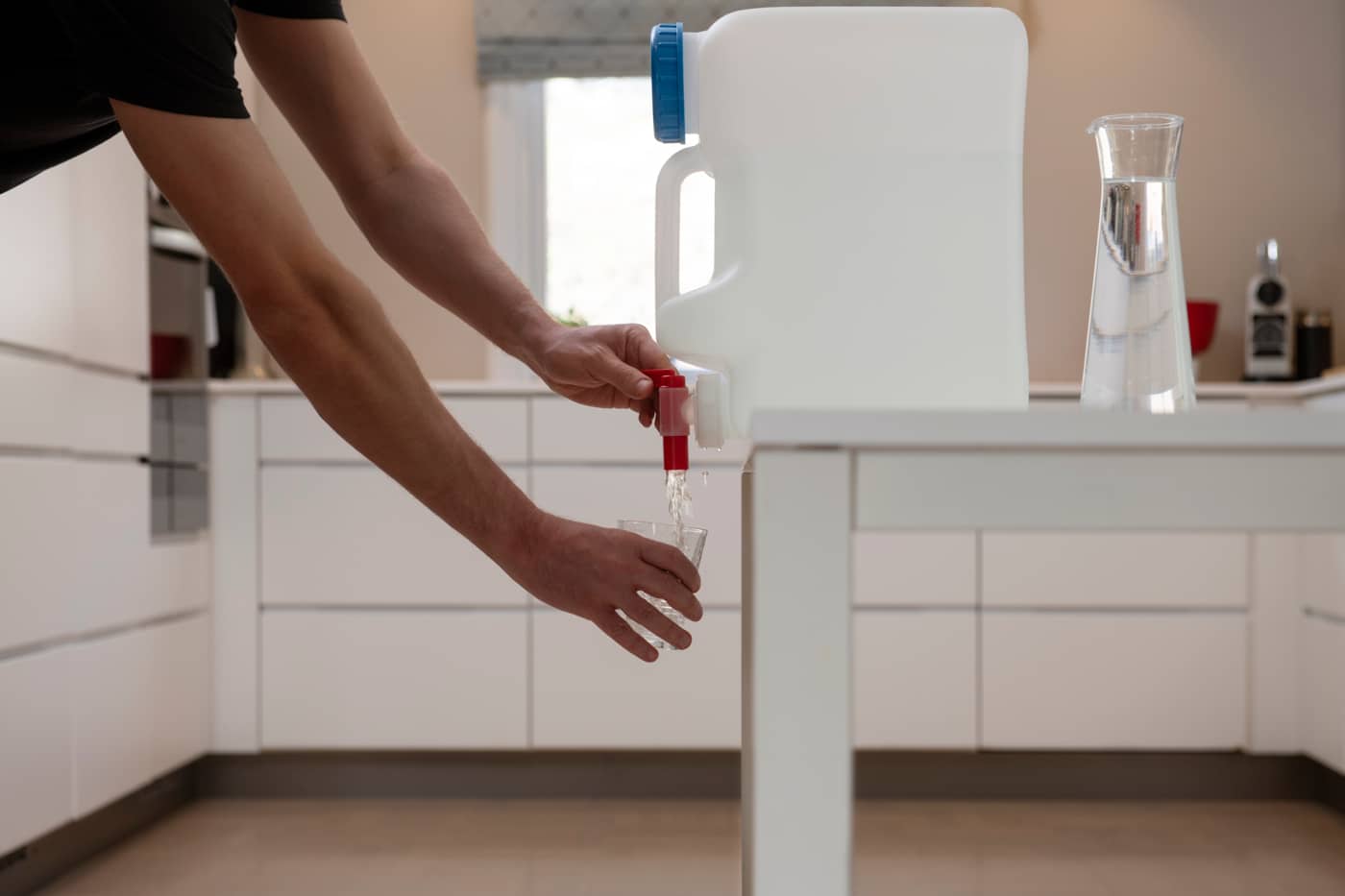 Du trenger vann til både drikke, matlaging og hygiene. Hvis du lagrer rundt 20 liter drikkevann per person, dekker du et minimumsbehov hvis noe skulle skje med vannet i springen.