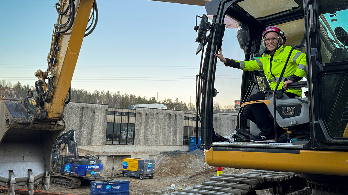 Ordfører Line Spiten i gravemaskin