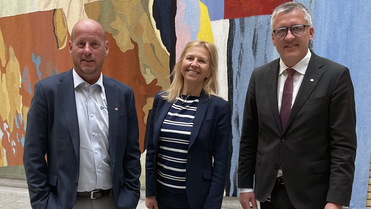 Avgått direktør Thomas Breen og ny direktør i Norsk Vann Ragnhild Aalstad møtte blant andre Rune Støstad (Ap) i kommunalkomiteen