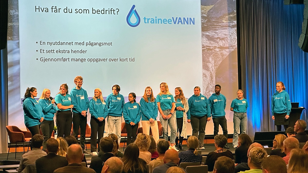 Traineer i TraineeVANN 2023 presenterer seg på Norsk Vanns årskonferanse