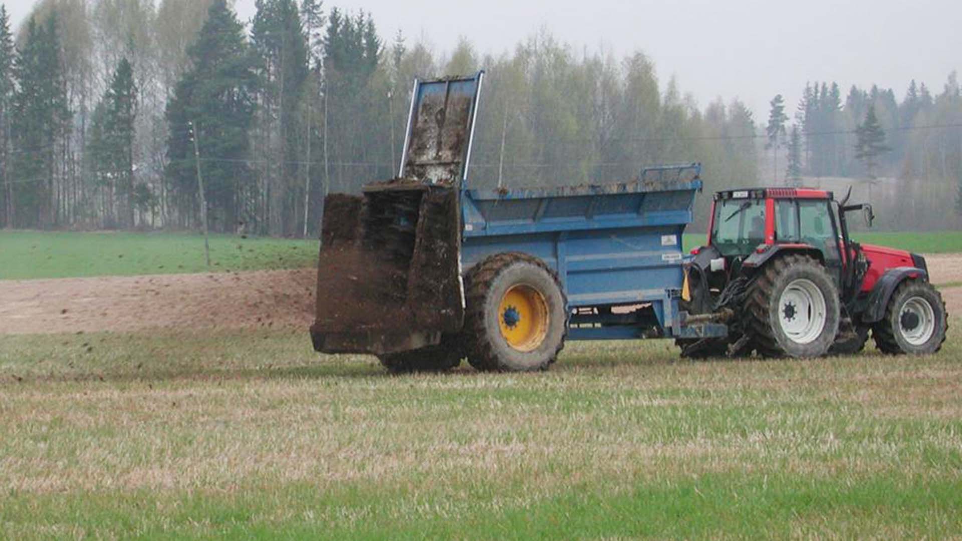 Traktor sprer gjødsel på jorde (Foto: VEAS)